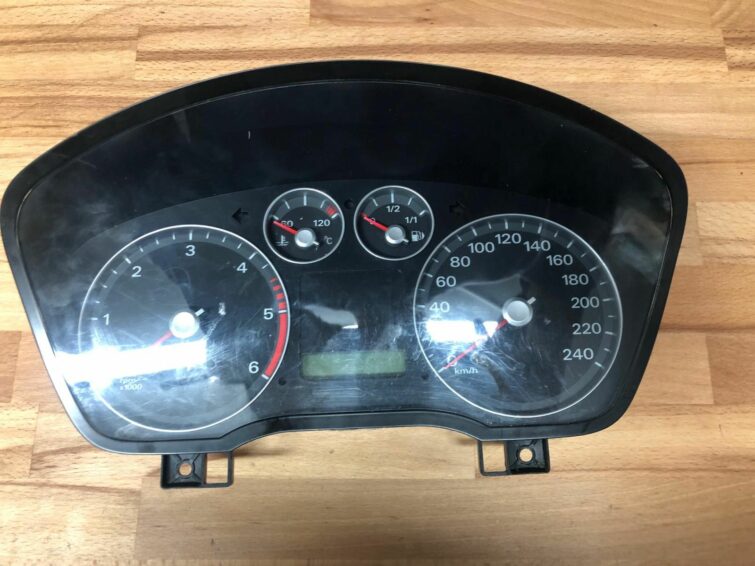 Réparation Compteur Ford
Atelier JM Switch : soudure de précision sur circuit imprimé de compteur Ford Focus à Vénissieux.